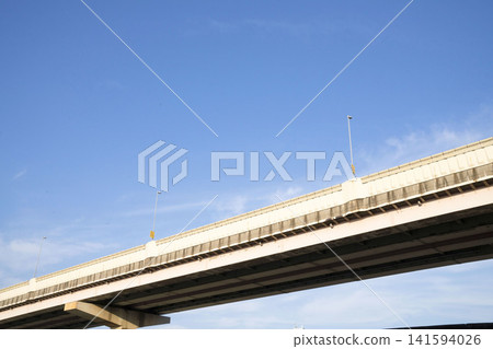 從低角度拍攝的高架公路橋及其橋墩，在湛藍的天空映襯下顯得格外高聳。 141594026