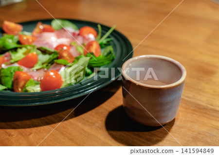 鮮魚薄片和茶杯 鮮魚薄片和茶杯 141594849