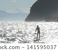 在湘南逗子海灘，有人正在享受立式槳板衝浪，欣賞壯麗的海景。 141595037