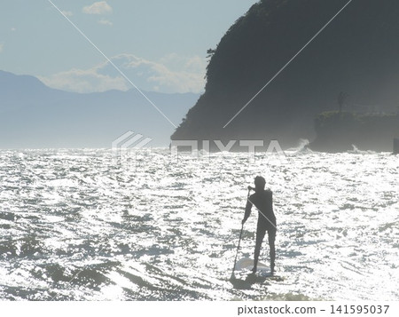 在湘南逗子海灘,有人正在享受立式槳板衝浪,欣賞壯麗的海景。 在湘南逗子海灘,有人正在享受立式槳板衝浪,欣賞壯麗的海景。 141595037
