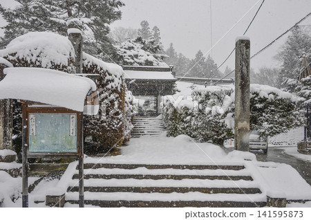 飛鎢高山法華寺的雪景 飛鎢高山法華寺的雪景 141595873