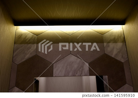 浴室鏡和間接式天花板照明。現代室內設計。六邊形磁磚。 浴室鏡和間接式天花板照明。現代室內設計。六邊形磁磚。 141595910