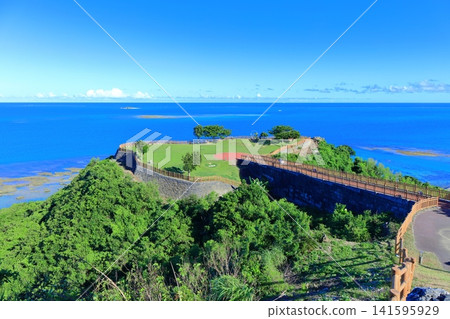 [Okinawa Prefecture] Chinen Cape Park under a clear blue sky 141595929