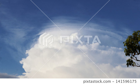 與夏天雲彩的風景 與夏天雲彩的風景 141596175