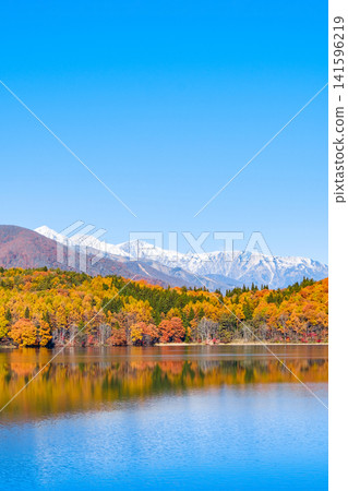 青木湖和白馬山脈的秋葉 青木湖和白馬山脈的秋葉 141596219