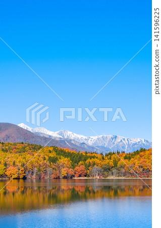 青木湖和白馬山脈的秋葉 青木湖和白馬山脈的秋葉 141596225