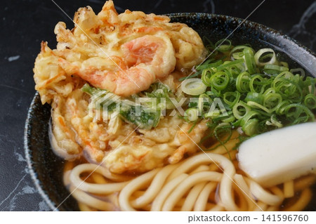Shrimp tempura udon 141596760