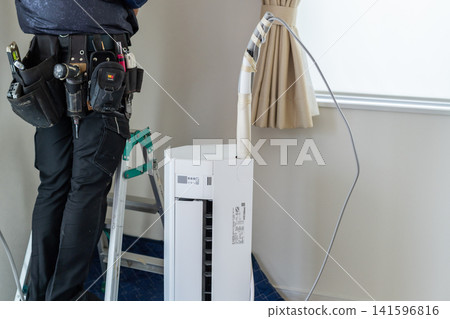 New installation of a room air conditioner. Includes pipe tape wrapping and work tools. New installation of a room air conditioner. Includes pipe tape wrapping and work tools. 141596816