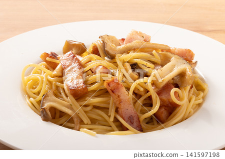 Japanese-style pasta (bacon and large buna shimeji mushrooms stir-fried in butter and soy sauce) 141597198