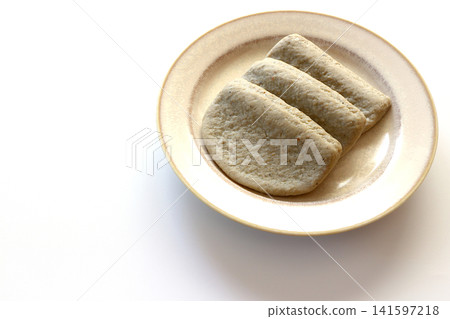 白色背景上的黑魚餅 白色背景上的黑魚餅 141597218