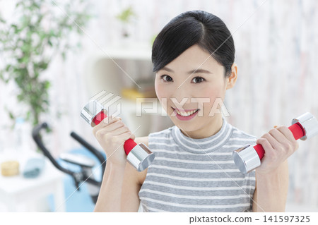 Women training 141597325