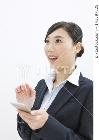 操作移動電話的女商人 141597329