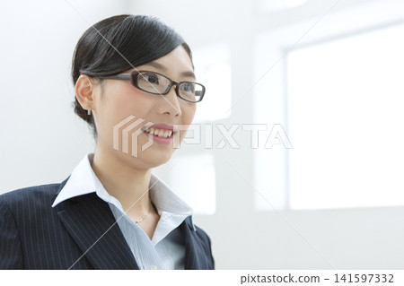 戴眼鏡的女商人 141597332