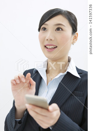 操作移動電話的女商人 141597336