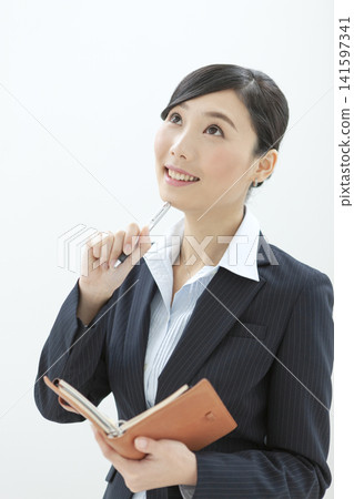 觀看筆記本的女商人 141597341
