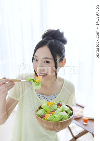 女人吃沙拉 141597355
