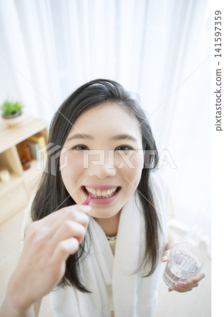 刷牙的女人 141597359