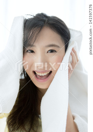 用毛巾擦頭髮的女人。 141597376