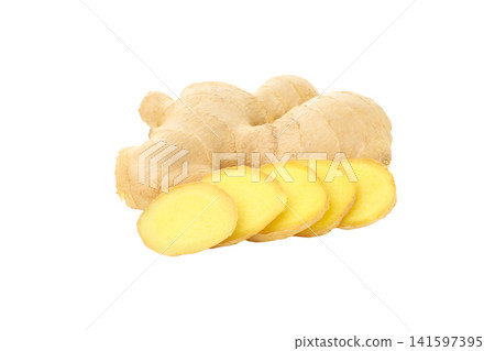 Ginger root with several slices placed beside it, isolated, PNG 141597395