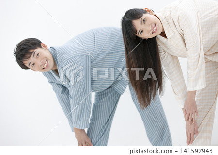一對夫婦穿著睡衣做運動 141597943