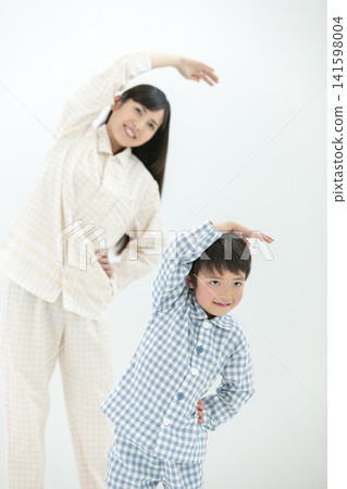 父母和孩子穿著睡衣做體操 141598004