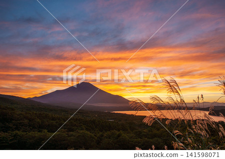 Mount Fuji and the sunset sky: A view from the Yamanakako Panorama Platform. Mount Fuji and the sunset sky: A view from the Yamanakako Panorama Platform. 141598071