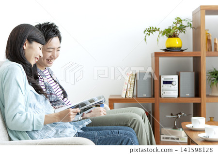 一對情侶在沙發上看書 141598128