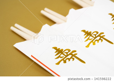 慶祝用筷子的特寫鏡頭 慶祝用筷子的特寫鏡頭 141598222