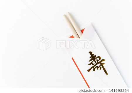 白色背景上,一雙慶祝用的筷子特寫。 白色背景上,一雙慶祝用的筷子特寫。 141598264
