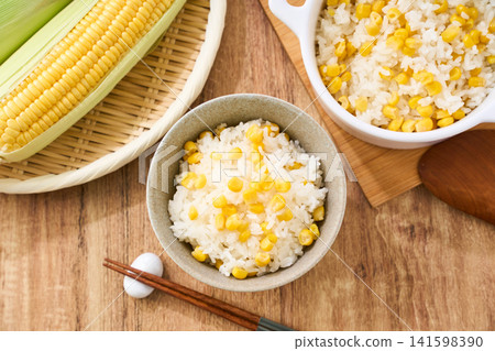 玉米飯:用玉米煮成的米飯,盛在碗裡。 玉米飯:用玉米煮成的米飯,盛在碗裡。 141598390