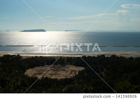 從山頂眺望大海和錢形沙畫。 從山頂眺望大海和錢形沙畫。 141598926
