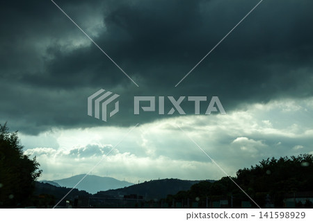 畫面顯示,行進方向突然下起了瓢潑大雨。 畫面顯示,行進方向突然下起了瓢潑大雨。 141598929