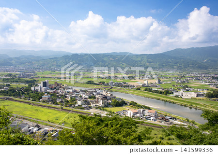 從福岡縣羽岐市的一座小山上可以眺望原鶴溫泉和築後川。 從福岡縣羽岐市的一座小山上可以眺望原鶴溫泉和築後川。 141599336