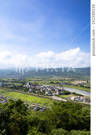 從福岡縣羽岐市的一座小山上可以眺望原鶴溫泉和築後川。 從福岡縣羽岐市的一座小山上可以眺望原鶴溫泉和築後川。 141599338