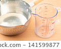 Measuring cup and Yukihira pot 141599877