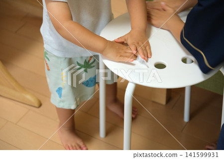 兩個兄弟，還是孩子，一起擦椅子。 141599931