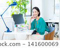 在辦公室工作的女商人 141600069