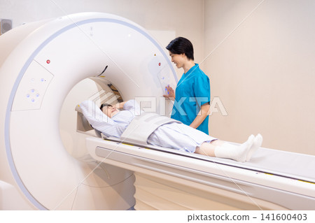患者正在接受CT掃描,放射科醫師也在場。照片由東京電子大學電波學園教育基金會提供。 患者正在接受CT掃描,放射科醫師也在場。照片由東京電子大學電波學園教育基金會提供。 141600403