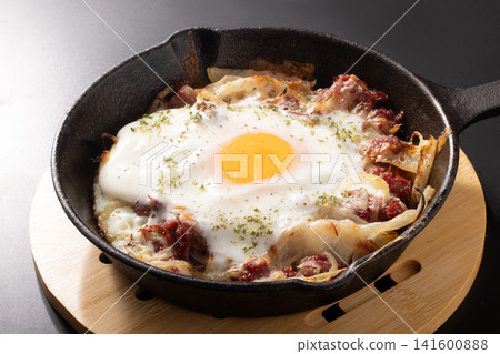 鹹牛肉洋蔥起司雞蛋炒菜 鹹牛肉洋蔥起司雞蛋炒菜 141600888