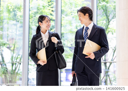 求職寫真:身著商務套裝的男女肖像。攝影合作:東京電子電波學園學院。 求職寫真:身著商務套裝的男女肖像。攝影合作:東京電子電波學園學院。 141600925