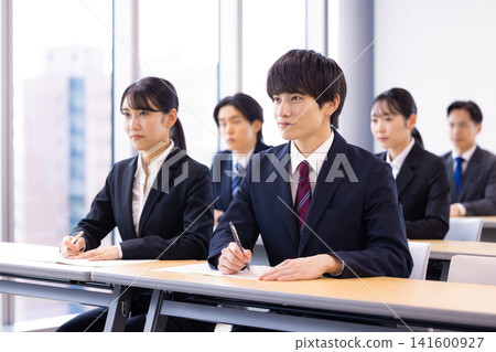 求職研討會;身著西裝的年輕男女;拍攝合作:電波學園教育財團、東京電子大學 求職研討會;身著西裝的年輕男女;拍攝合作:電波學園教育財團、東京電子大學 141600927