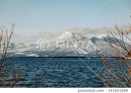 透過樹枝看到的豬苗代湖和磐梯山的冬景(a-4,電影風格) 透過樹枝看到的豬苗代湖和磐梯山的冬景(a-4,電影風格) 141601089