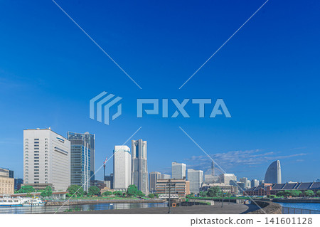 Minato Mirai's skyscrapers and refreshing blue skies Minato Mirai's skyscrapers and refreshing blue skies 141601128