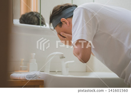 一位四十多歲的男子早晨洗臉的場景。 一位四十多歲的男子早晨洗臉的場景。 141601560