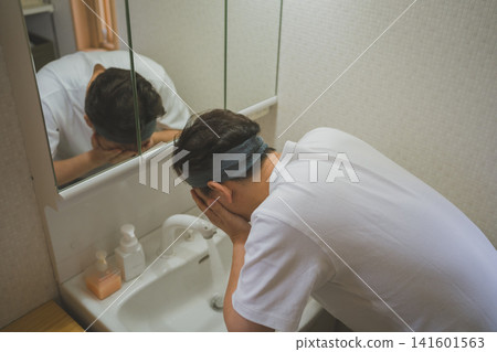 一位四十多歲的男子早晨洗臉的場景。 一位四十多歲的男子早晨洗臉的場景。 141601563