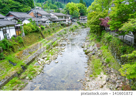 奈良縣宇多市的室羅寺和室羅川,兩處都綠樹成蔭,景色優美。 奈良縣宇多市的室羅寺和室羅川,兩處都綠樹成蔭,景色優美。 141601872