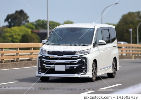 白色日本小貨車 141602419