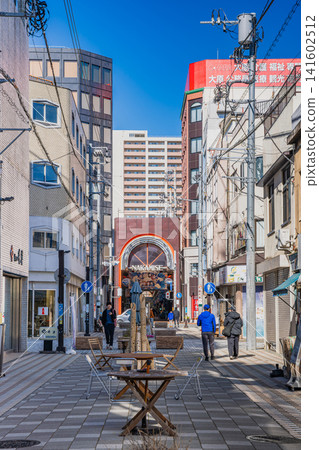 從靜岡縣沼津市眺望通往沼津仲見世商店街的道路。 從靜岡縣沼津市眺望通往沼津仲見世商店街的道路。 141602512