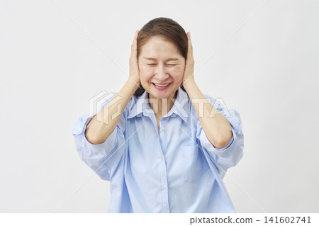 一位老婦人在白色背景下摀著耳朵 141602741