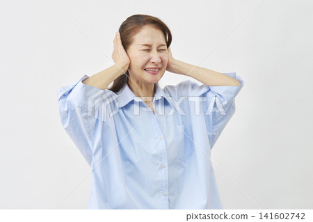 一位老婦人在白色背景下摀著耳朵 141602742